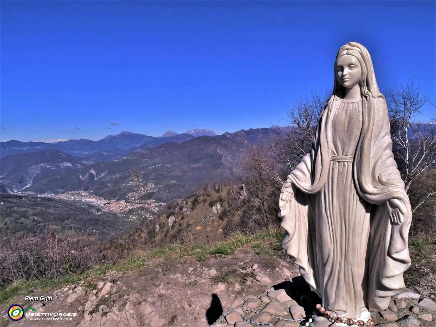 39 Alla Madonnina del Costone (1195 m) con vista sulla conca di Zogno.JPG -                                